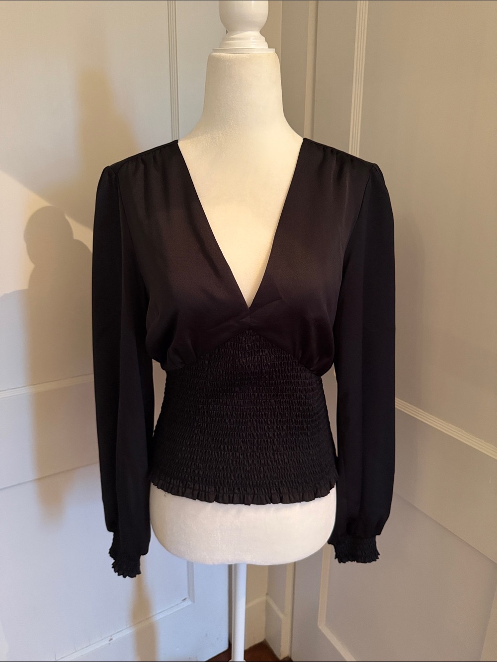 NWOT Women’s Gianni Bini Black V-Neck Smocked Waist Blouse Small